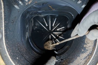 Kurum ve yanma kalıntılarıyla ısıtma kazanı. Temiz ve çevre dostu bir operasyon için fırça ve elektrik süpürgesiyle satış sonrası hizmeti. Güvenlik eldiveni.