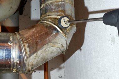 Kirletici içerik, ısıtma borusunda bir ölçüm cihazıyla belirleniyor. (Kurum ve karbon monoksit)