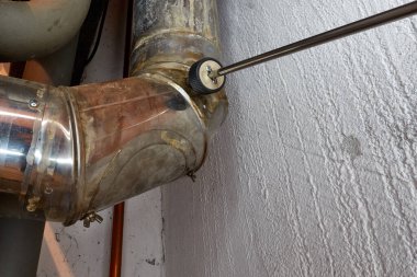 Isıtma borusu ve bir ölçüm cihazı. Kurum ve karbon monoksit test edilir. (BIMSCH ve EEG)