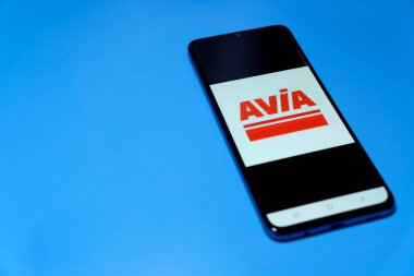 Stuttgart, Almanya - 10 Nisan 2022: Yakıt fiyatı uygulamalı akıllı telefon (AVIA GmbH). Pahalı benzinle ucuz yakıt ve enerji masrafları. Mavi üzerine izole edilmiş..
