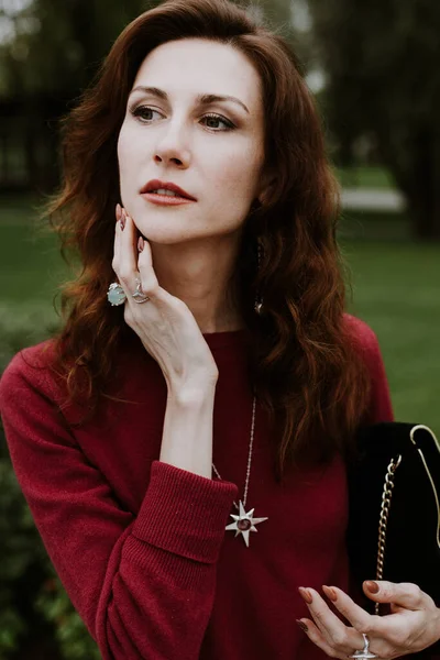 Hermosa Mujer Joven Vestido Rojo Con Pelo Largo Rojo Manicura —  Fotos de Stock