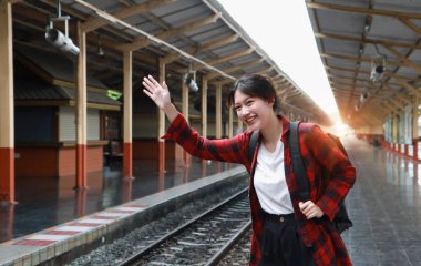 Yaz, Seyahat, Tatil, Rahatla, Gülümseyen bir bayan turist yaz tatili için tren istasyonuna bakar, seyahat konsepti