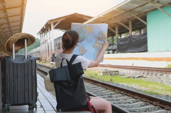 Yaz, Seyahat, Tatil, Rahatlama, Taze gülüşlü ve tren istasyonunda bir yaz gezisi haritasına bakan bir kadın. Seyahat kavramı