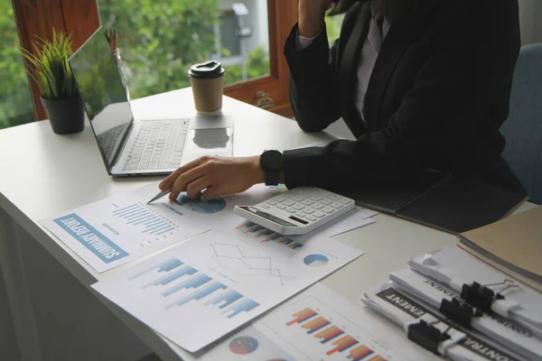 Veritabanı grafiklerini hesaplayan mali danışman araştırma geliştirme planlama stratejisi analizi finansal muhasebesinin pazarlanmasını rapor ediyor. İş ofisi kavramı.