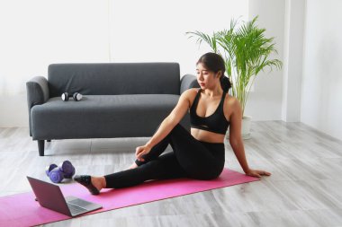 Stres atma, kas gevşemesi, nefes egzersizleri, egzersiz, meditasyon, işten sonra ofiste yoga yapan kadın..