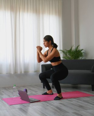 Stres atma, kas gevşemesi, nefes egzersizleri, egzersiz, meditasyon, işten sonra ofiste yoga yapan kadın..