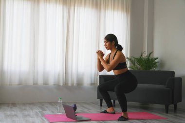 Stres atma, kas gevşemesi, nefes egzersizleri, egzersiz, meditasyon, işten sonra ofiste yoga yapan kadın..