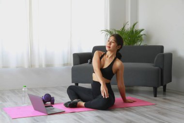 Stres atma, kas gevşemesi, nefes egzersizleri, egzersiz, meditasyon, işten sonra ofiste yoga yapan kadın..