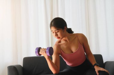 Stres atma, kas gevşeme, nefes alma egzersizleri, egzersiz, meditasyon, ofiste işi bittikten sonra egzersiz yapan kadın..