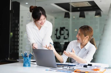 Pazarlama, Finansal, Muhasebe, Planlama, Kadın işadamları ve ekonomistlerden oluşan bir ekip, şirkete fayda sağlamak için hesap makinesi ve bilgisayar ve grafik belgeleri kullanıyor..