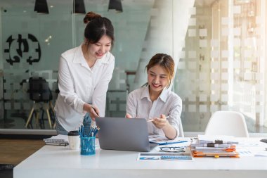 Pazarlama, Finansal, Muhasebe, Planlama, İş Kadınları Ekibi şirket sonuçlarını ve karlarını grafik istatistikleriyle analiz eder. Şirketlerin dengelerini hesaplamak için dizüstü bilgisayar ve hesap makinesi kullanın.