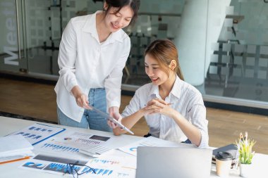 Pazarlama, Finansal, Muhasebe, Planlama, İş Kadınları Ekibi şirket sonuçlarını ve karlarını grafik istatistikleriyle analiz eder. Şirketlerin dengelerini hesaplamak için dizüstü bilgisayar ve hesap makinesi kullanın.