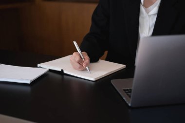 Muhasebeci, işadamı, emlakçı iş kadını. Müşterinin imzalaması için faiz hesaplama belgesine bir sözleşme imzala..