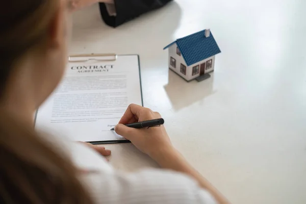 Buying Houses Land Guarantees Contract Agreement Employee Real Estate Company — Stock Photo, Image