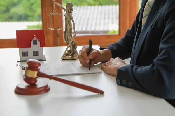 Law Counsel Agreement Contract Lawyer Advising Litigation Matters Signing Contracts — Stock Photo, Image