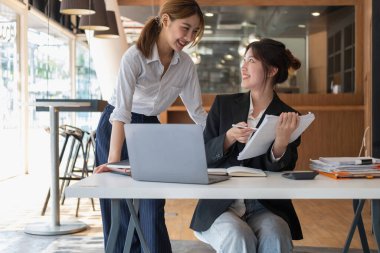 Pazarlama, Finansal, Muhasebe, Planlama, İş Kadınları Ekibi şirket sonuçlarını ve karlarını grafik istatistikleriyle analiz eder. Şirketin bakiyesini hesaplamak için dizüstü bilgisayar ve hesap makinesi kullanın.