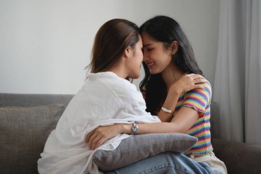 Igbtq, Igbt konsepti, homoseksüellik, birbirlerine sevgilerini gösteren iki güzel kadın çok sıcak bir evde mutlu mesut yaşıyorlar.