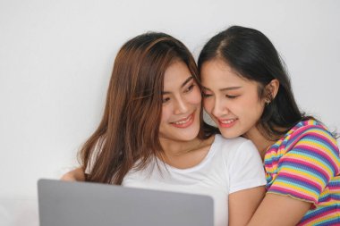 lgbtq lgbt konsepti homoseksüellik iki güzel kadın birbirlerine sevgilerini ifade ederek rahat evlerinde dizüstü bilgisayar oynuyorlar..