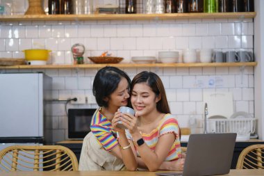 Igbtq, Igbt konsepti, homoseksüellik, birbirlerine sevgilerini gösteren iki güzel kadın çok sıcak bir evde mutlu mesut yaşıyorlar.