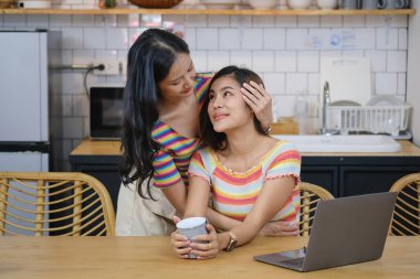 Igbtq, Igbt konsepti, homoseksüellik, birbirlerine sevgilerini gösteren iki güzel kadın çok sıcak bir evde mutlu mesut yaşıyorlar.