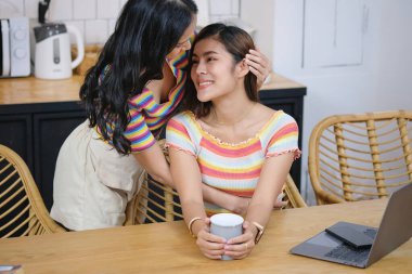 lgbtq lgbt konsepti homoseksüellik iki güzel kadın birbirlerine sevgilerini ifade ederek rahat evlerinde dizüstü bilgisayar oynuyorlar..