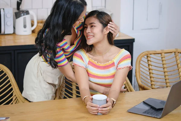 lgbtq lgbt konsepti homoseksüellik iki güzel kadın birbirlerine sevgilerini ifade ederek rahat evlerinde dizüstü bilgisayar oynuyorlar..