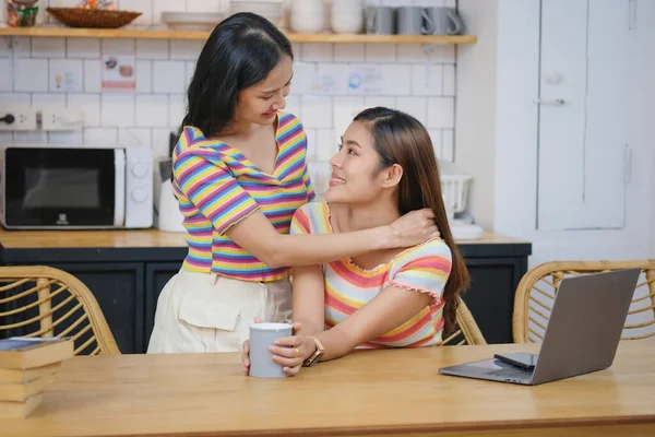 lgbtq lgbt konsepti homoseksüellik iki güzel kadın birbirlerine sevgilerini ifade ederek rahat evlerinde dizüstü bilgisayar oynuyorlar..