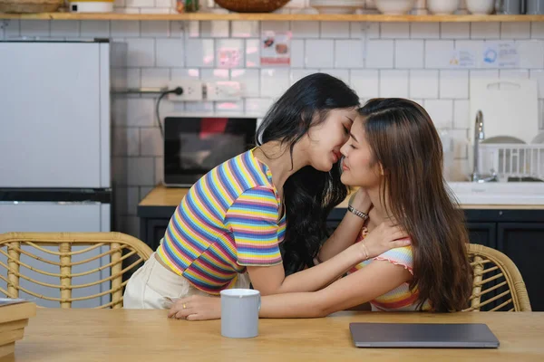 Lgbtq Concepto Lgbt Homosexualidad Dos Mujeres Hermosas Mostrando Amor Uno — Foto de Stock