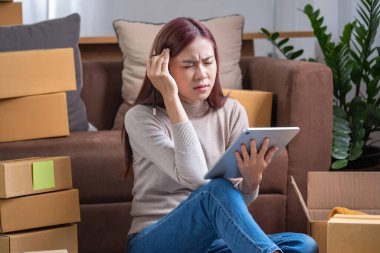 Genç Asyalı KOBİ işadamı küçük ve kutulanmış bir KOBİ işine çevrimiçi olarak başlıyor. Çevrimiçi KOBİ iş kavramı.