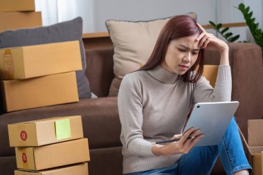 Genç Asyalı KOBİ işadamı küçük ve kutulanmış bir KOBİ işine çevrimiçi olarak başlıyor. Çevrimiçi KOBİ iş kavramı.