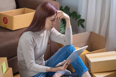 Genç Asyalı KOBİ işadamı küçük ve kutulanmış bir KOBİ işine çevrimiçi olarak başlıyor. Çevrimiçi KOBİ iş kavramı.