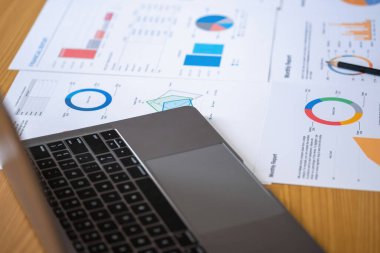 Pazarlama, Finans, Muhasebe, Planlama, Şirket sonuçlarını analiz et ve istatistiksel grafiklerle kar et. Şirket dengenizi hesaplamak için dizüstü bilgisayar ve hesap makinesi kullanın.