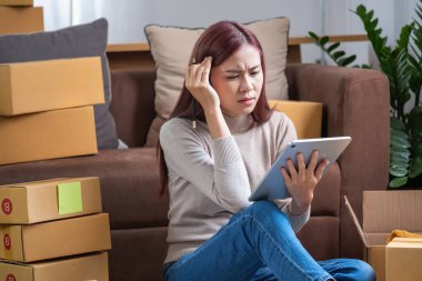 Genç Asyalı KOBİ işadamı küçük ve kutulanmış bir KOBİ işine çevrimiçi olarak başlıyor. Çevrimiçi KOBİ iş kavramı.