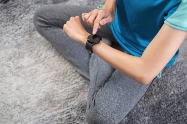 Stres atmak, kasları gevşetmek, nefes almak, egzersiz yapmak, meditasyon yapmak. Kadınlar egzersiz verilerini kaydetmek için akıllı saat kullanırlar.