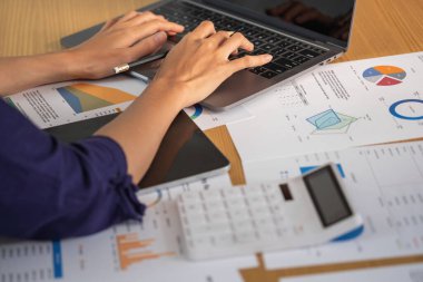 Pazarlama, Finansal, Muhasebe, Planlama, İş Kadınları Ekibi şirket sonuçlarını ve karlarını grafik istatistikleriyle analiz eder. Şirketin bakiyesini hesaplamak için dizüstü bilgisayar ve hesap makinesi kullanın.