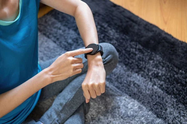 Stres atmak, kasları gevşetmek, nefes almak, egzersiz yapmak, meditasyon yapmak. Kadınlar egzersiz verilerini kaydetmek için akıllı saat kullanırlar.