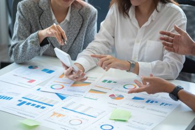 Yatırım risklerini azaltmayı planlayan işletme ekibi, pazarlama stratejisini şirketin kar etmesini sağlayacak şekilde ayarlamayı ve şirket içindeki müşteriler için yapılan yatırımları analiz etmeyi planlıyor.