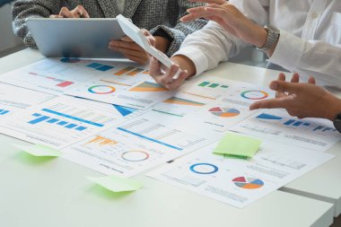 Yatırım risklerini azaltmayı planlayan işletme ekibi, pazarlama stratejisini şirketin kar etmesini sağlayacak şekilde ayarlamayı ve şirket içindeki müşteriler için yapılan yatırımları analiz etmeyi planlıyor.