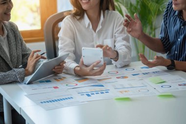 Yatırım risklerini azaltmayı planlayan işletme ekibi, pazarlama stratejisini şirketin kar etmesini sağlayacak şekilde ayarlamayı ve şirket içindeki müşteriler için yapılan yatırımları analiz etmeyi planlıyor.