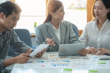 Yatırım risklerini azaltmayı planlayan işletme ekibi, pazarlama stratejisini şirketin kar etmesini sağlayacak şekilde ayarlamayı ve şirket içindeki müşteriler için yapılan yatırımları analiz etmeyi planlıyor.