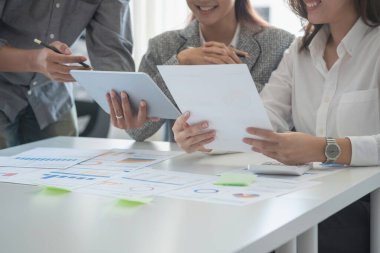 İş dünyası, pazarlama stratejileri planlamak ve şirket için kârlı yatırımlar yapmak için hesap makineleri ve grafik analiz bilgisayarları kullanır..