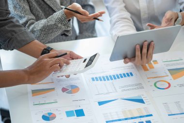 İş dünyası, pazarlama stratejileri planlamak ve şirket için kârlı yatırımlar yapmak için hesap makineleri ve grafik analiz bilgisayarları kullanır..