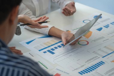 İş dünyası, pazarlama stratejileri planlamak ve şirket için kârlı yatırımlar yapmak için hesap makineleri ve grafik analiz bilgisayarları kullanır..