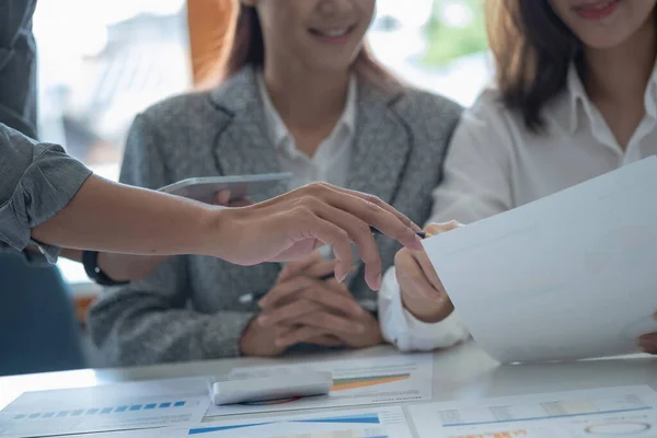 Team Van Het Bedrijfsleven Gebruik Rekenmachines Grafiek Analyse Computer Laptop — Stockfoto