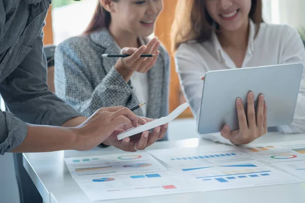 Team Van Het Bedrijfsleven Gebruik Rekenmachines Grafiek Analyse Computer Laptop — Stockfoto