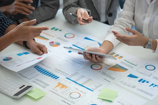 İş dünyası, pazarlama stratejileri planlamak ve şirket için kârlı yatırımlar yapmak için hesap makineleri ve grafik analiz bilgisayarları kullanır..