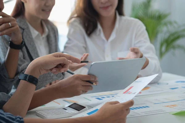 Team Van Het Bedrijfsleven Gebruik Rekenmachines Grafiek Analyse Computer Laptop — Stockfoto