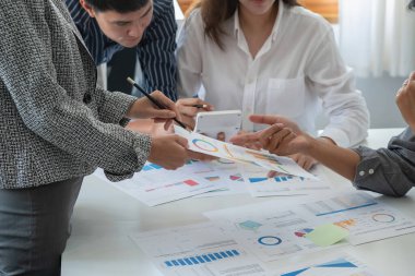 Pazarlama, Finansal, Muhasebe, Planlama, İş Takımı pazarlama stratejilerini planlamak ve şirket için kârlı yatırımlar yapmak için hesap makinesi ve grafik analizi kullanın.