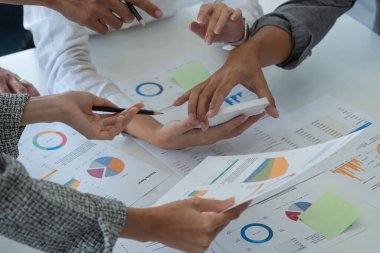 Pazarlama, Finansal, Muhasebe, Planlama, İş Takımı pazarlama stratejilerini planlamak ve şirket için kârlı yatırımlar yapmak için hesap makinesi ve grafik analizi kullanın.