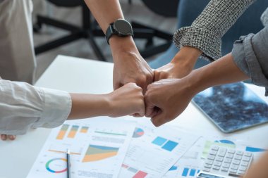 Pazarlama, Finansal, Muhasebe, Planlama, Şirket temsilcileri gayrimenkul projelerinde birlikte çalışmak ve şirkete kâr sağlamak için el ele tutuşuyorlar..